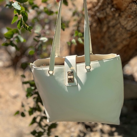 ANNE KLEIN | Large Tote with Enamel Turn Lock Large White Gold - Picture 4 of 15